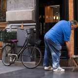 La sua routine � sempre la stessa. Parte in bici dalla sua abitazione del rione Carrassi per raggiungere l'arteria simbolo del quartiere murattiano...